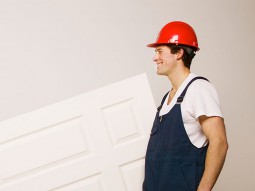Renovatiepro - Man met schildersdeur